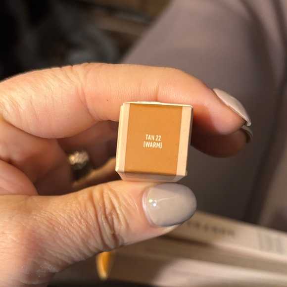 Tan 22 Warm FILTER EFFECT soft radiance concealer - Picture 3 of 3